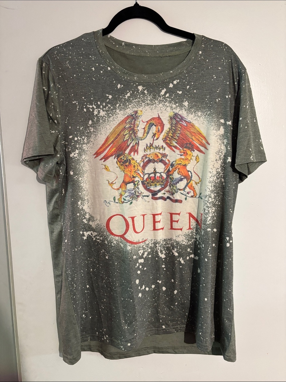 Queen Olive Green Short-Sleeve Band Crest Tee. Size XL